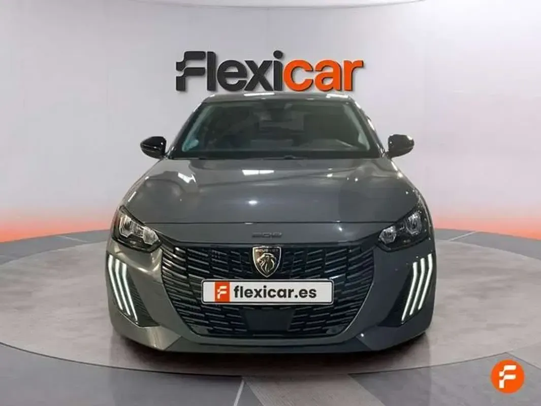 Usado Peugeot 208 Allure 101 CV (74 kW) 2025 Gris Utilitario
