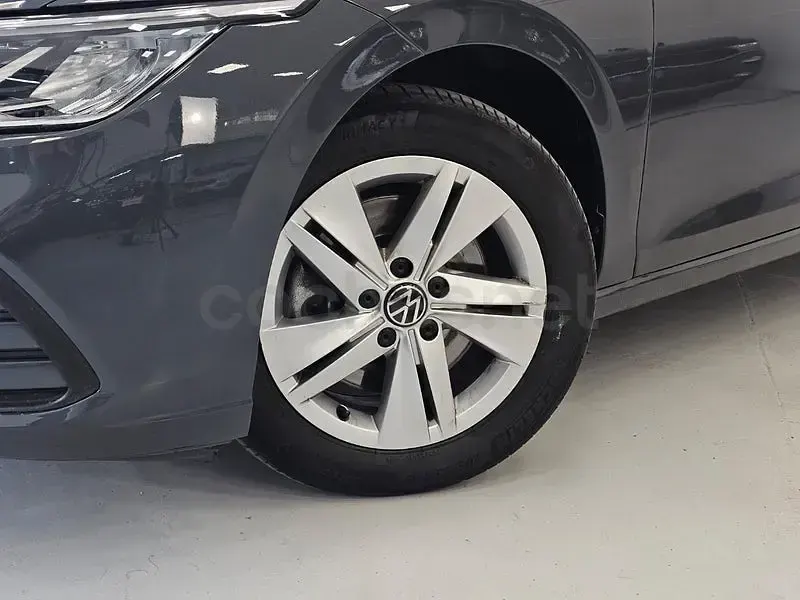 Usado VW Golf VIII Life 115 CV (84 kW) 2021 Gris / plata Familiar