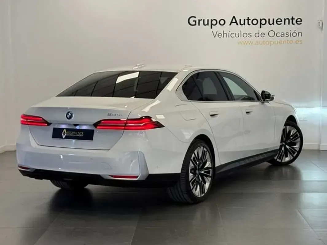 Usado BMW 530e Comfort Edition 299 CV (219 kW) 2024 Blanco Berlina