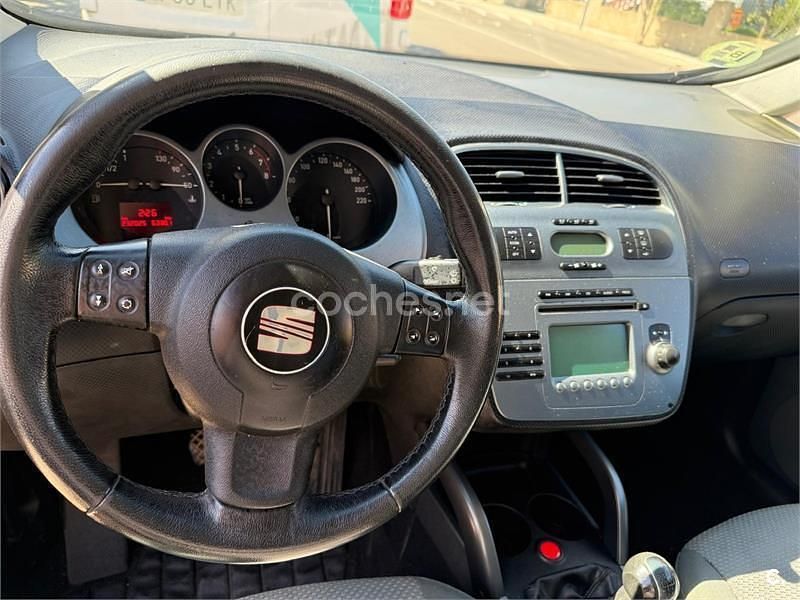 Usado Seat Toledo Sport 102 CV (75 kW) 2005 Granate Utilitario