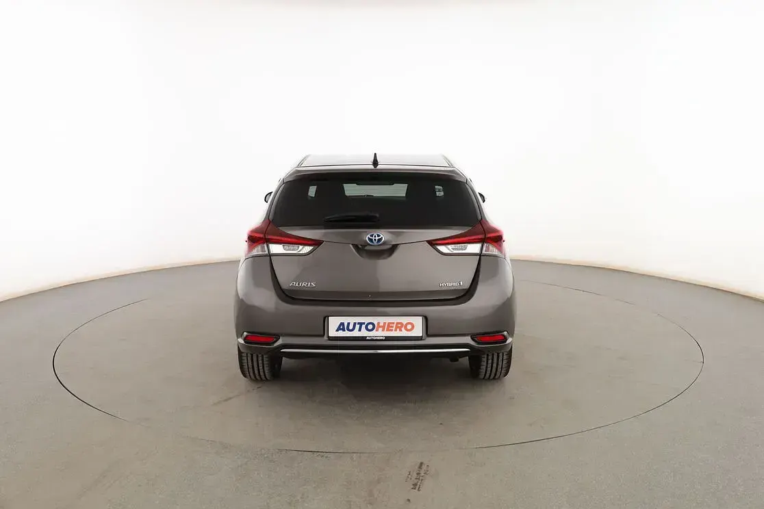 Usado Toyota Auris Hybrid Advance 136 CV (100 kW) 2017 Gris Berlina