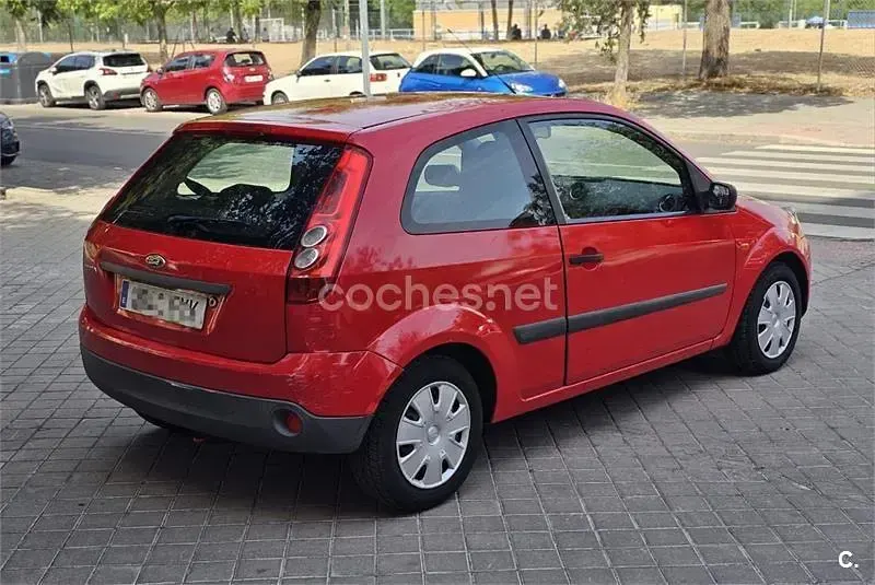 Usado Ford Fiesta Trend 80 CV (58 kW) 2007 Rojo Utilitario
