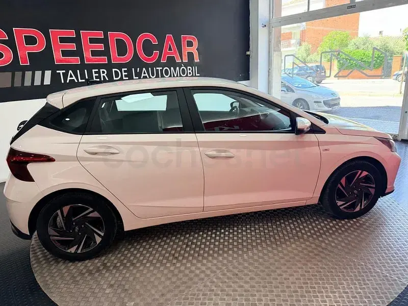 Usado Hyundai i20 100 CV (73 kW) 2021 Blanco Utilitario