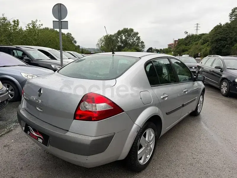 Usado Renault Mégane Dynamique 130 CV (95 kW) 2006 Gris / plata Berlina