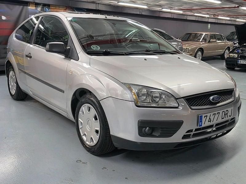 Usado Ford Focus Trend 100 CV (73 kW) 2005 Gris / plata Berlina