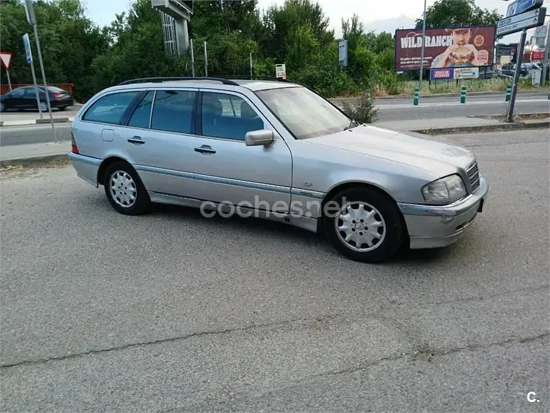 Usado Mercedes C220 Elegance 125 CV (91 kW) 2000 Gris / plata Familiar