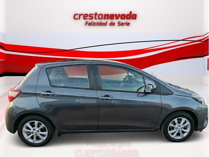 Usado Toyota Yaris Hybrid Active 100 CV (73 kW) 2019 Negro Berlina