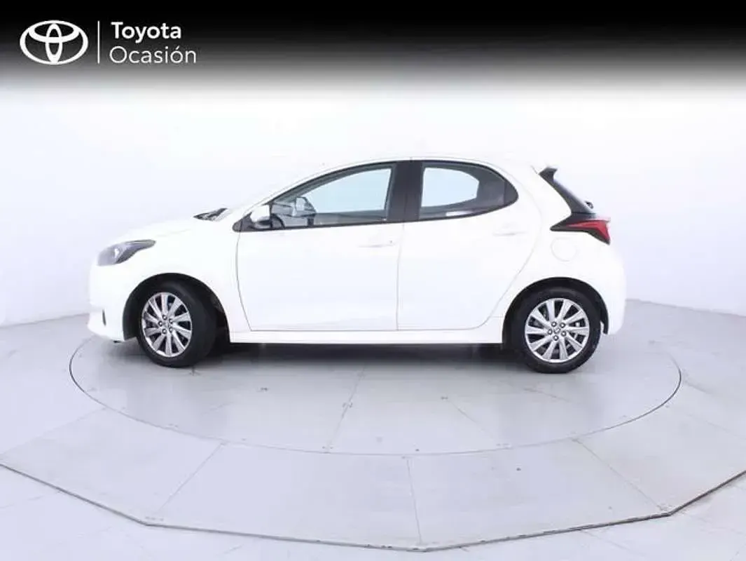 Usado Toyota Yaris Hybrid Active 116 CV (85 kW) 2023 Blanco Berlina