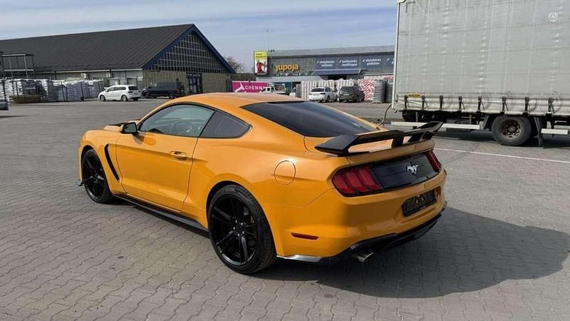 Usado Ford Mustang Fastback 314 CV (230 kW) 2019 Naranja Coupe