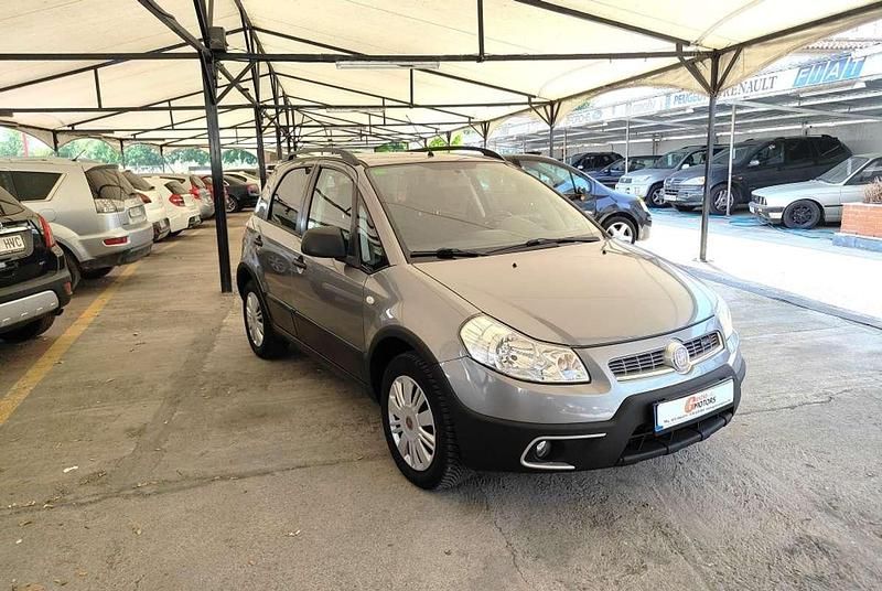Gris / plata Usado 2011 Fiat Sedici Emotion SUV | 7600 € - Imagen 1/4