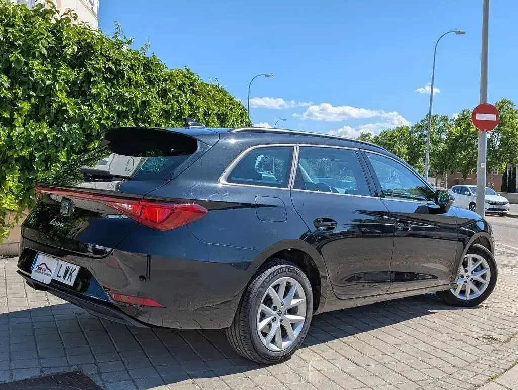Usado Seat Leon Style 150 CV (110 kW) 2022 Negro Familiar
