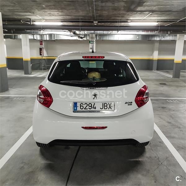 Usado Peugeot 208 Allure 92 CV (67 kW) 2014 Blanco Utilitario