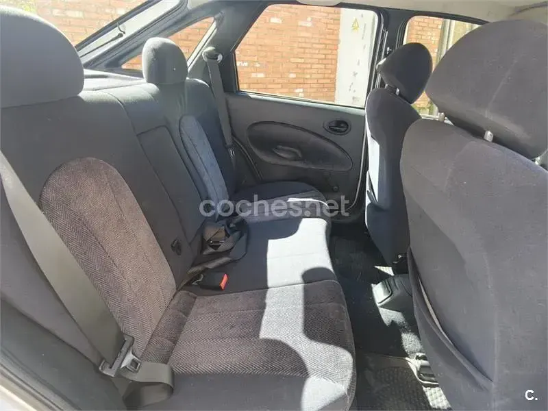 Usado Ford Escort 90 CV (66 kW) 2000 Gris / plata Berlina