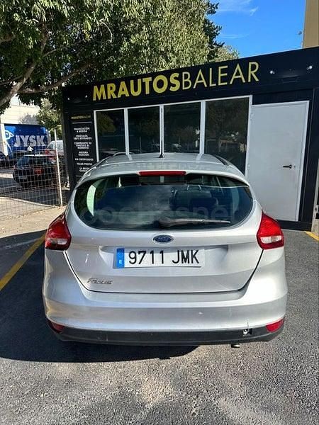 Usado Ford Focus Trend 125 CV (91 kW) 2016 Gris / plata Berlina
