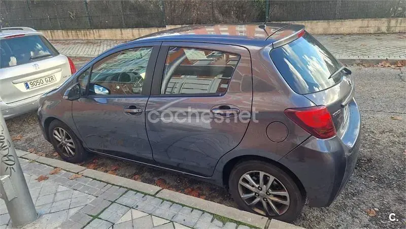Usado Toyota Yaris Active 90 CV (66 kW) 2015 Gris / plata Utilitario