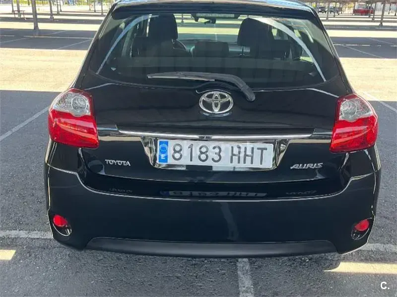 Usado Toyota Auris Active 90 CV (66 kW) 2012 Negro Berlina