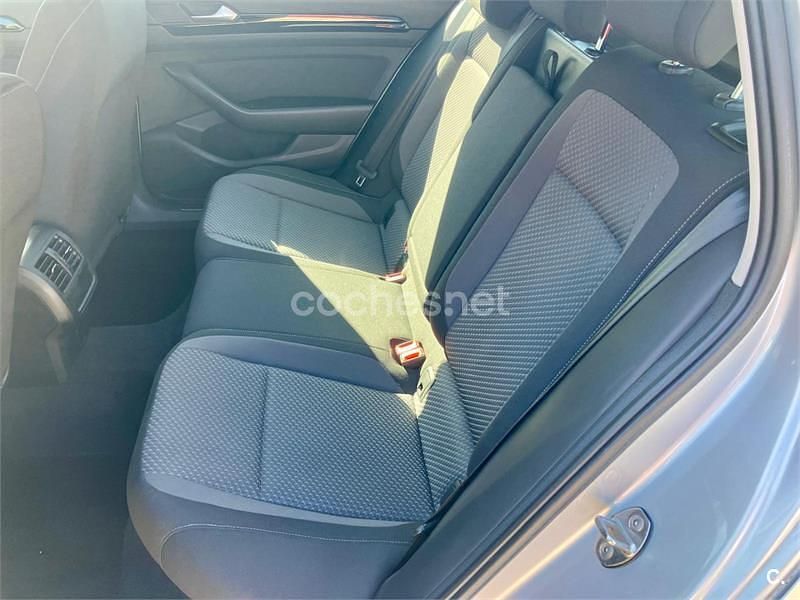 Usado VW Passat 122 CV (89 kW) 2020 Gris / plata Familiar