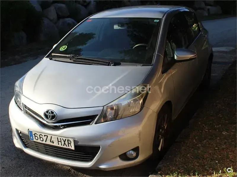 Usado Toyota Yaris Active 90 CV (66 kW) 2014 Gris / plata Utilitario