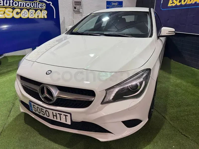 Usado Mercedes CLA200 Urban 136 CV (100 kW) 2013 Blanco Coupe