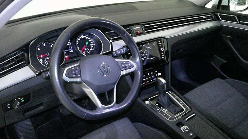 Usado VW Passat Executive 150 CV (110 kW) 2022 Blanco Familiar