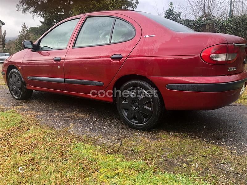 Usado Renault Mégane Authentique 80 CV (58 kW) 2002 Granate Berlina