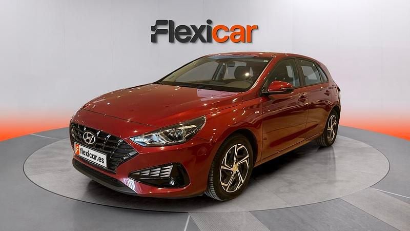 Usado Hyundai i30 120 CV (88 kW) 2021 Granate Berlina