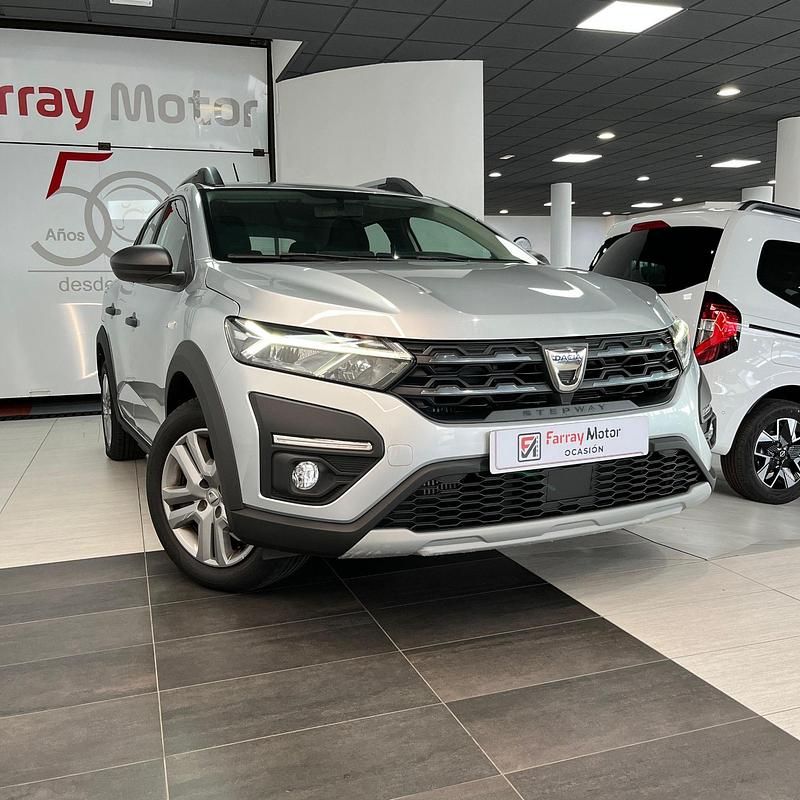 Usado Dacia Sandero Essentiel 91 CV (66 kW) 2022 Gris / plata Berlina