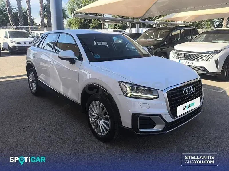Usado Audi Q2 Design 116 CV (85 kW) 2020 Gris / plata SUV