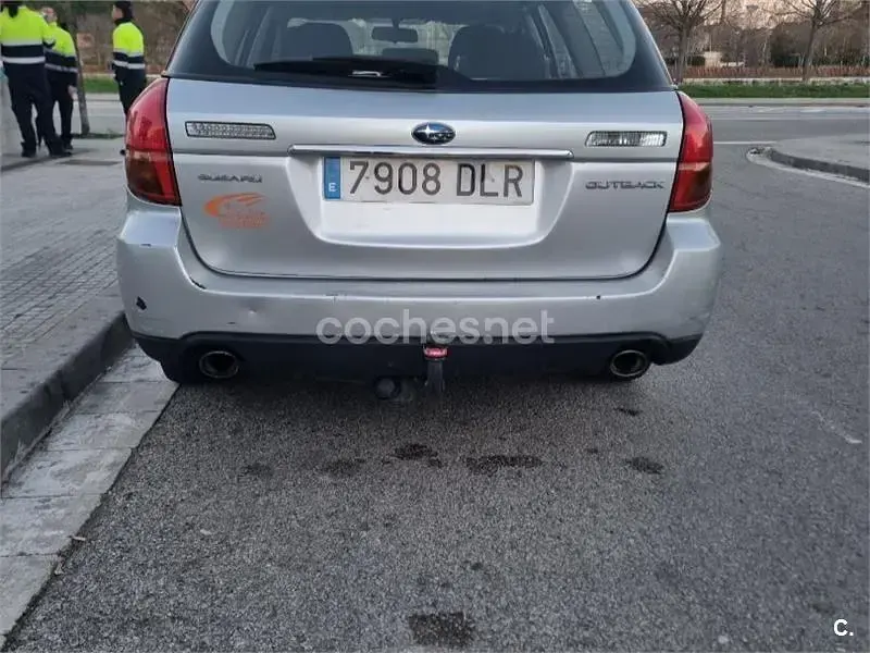 Usado Subaru Outback 165 CV (121 kW) 2005 Gris / plata Familiar