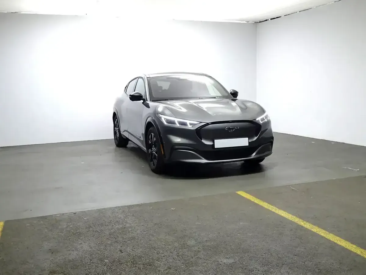 Usado Ford Mustang Mach-E Premium 258 kW (351 CV) 2023 Gris SUV