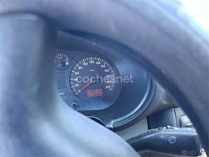 Usado Seat Leon 90 CV (66 kW) 2000 Gris / plata Utilitario