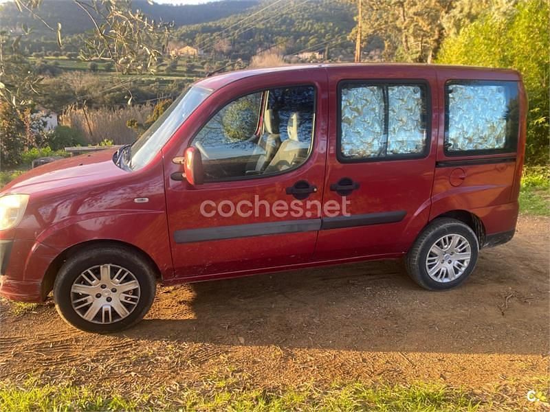 Usado Fiat Doblò Dynamic 105 CV (77 kW) 2009 Granate Monovolumen