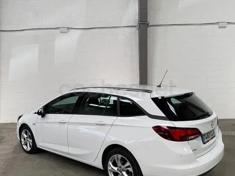 Usado Opel Astra Dynamic 110 CV (80 kW) 2020 Blanco Familiar