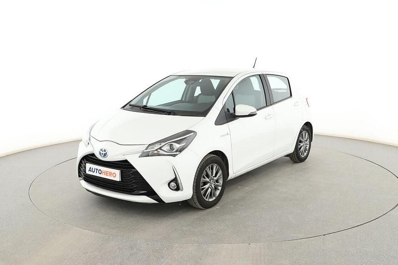 Usado Toyota Yaris Hybrid Active 101 CV (74 kW) 2019 Blanco Berlina