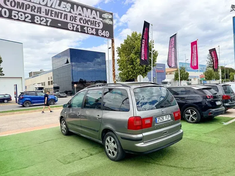 Usado Seat Alhambra Reference 140 CV (102 kW) 2007 Gris / plata Monovolumen