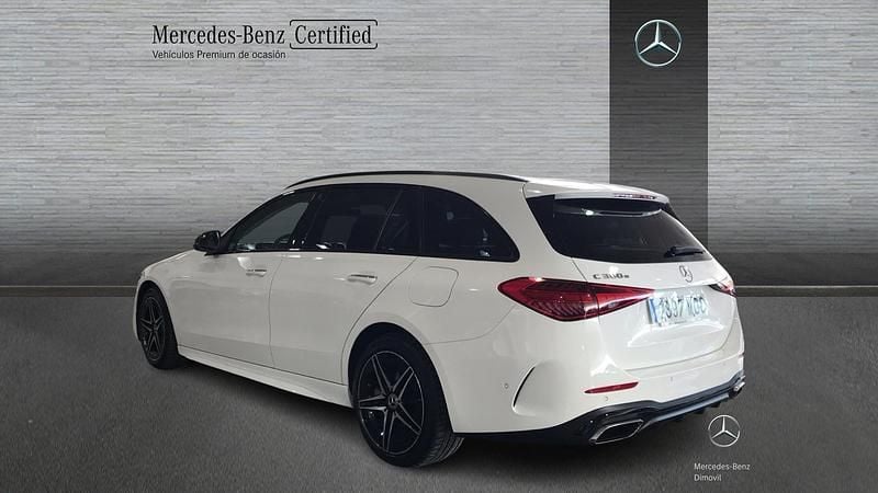 Usado Mercedes C300e AMG line 313 CV (230 kW) 2022 Blanco polar Familiar