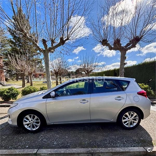 Usado Toyota Auris Active 132 CV (97 kW) 2014 Gris / plata Berlina