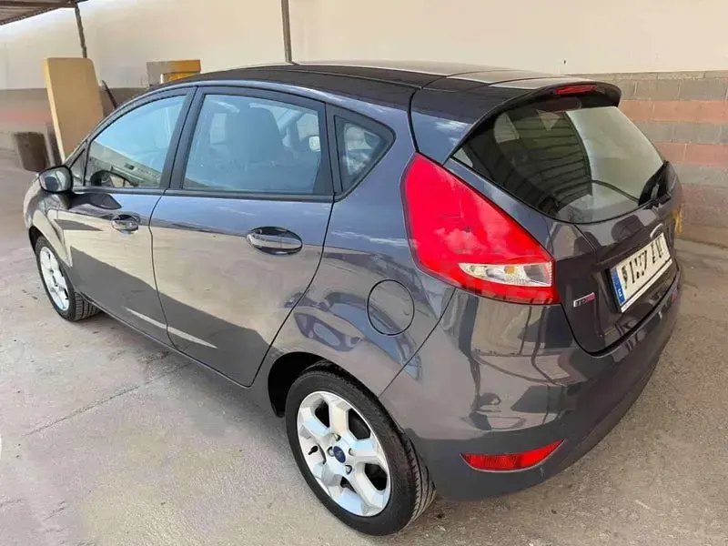 Usado Ford Fiesta Trend 70 CV (51 kW) 2011 Gris / plata Berlina