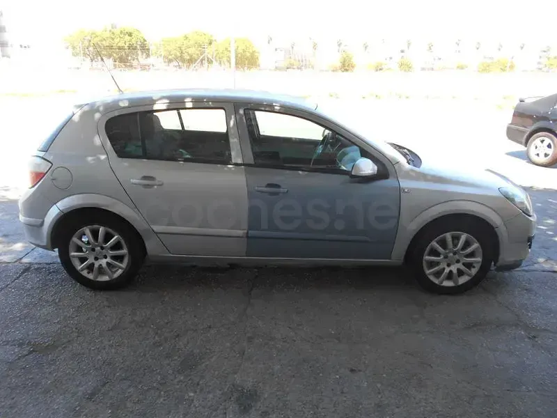 Usado Opel Astra Enjoy 90 CV (66 kW) 2007 Gris / plata Berlina