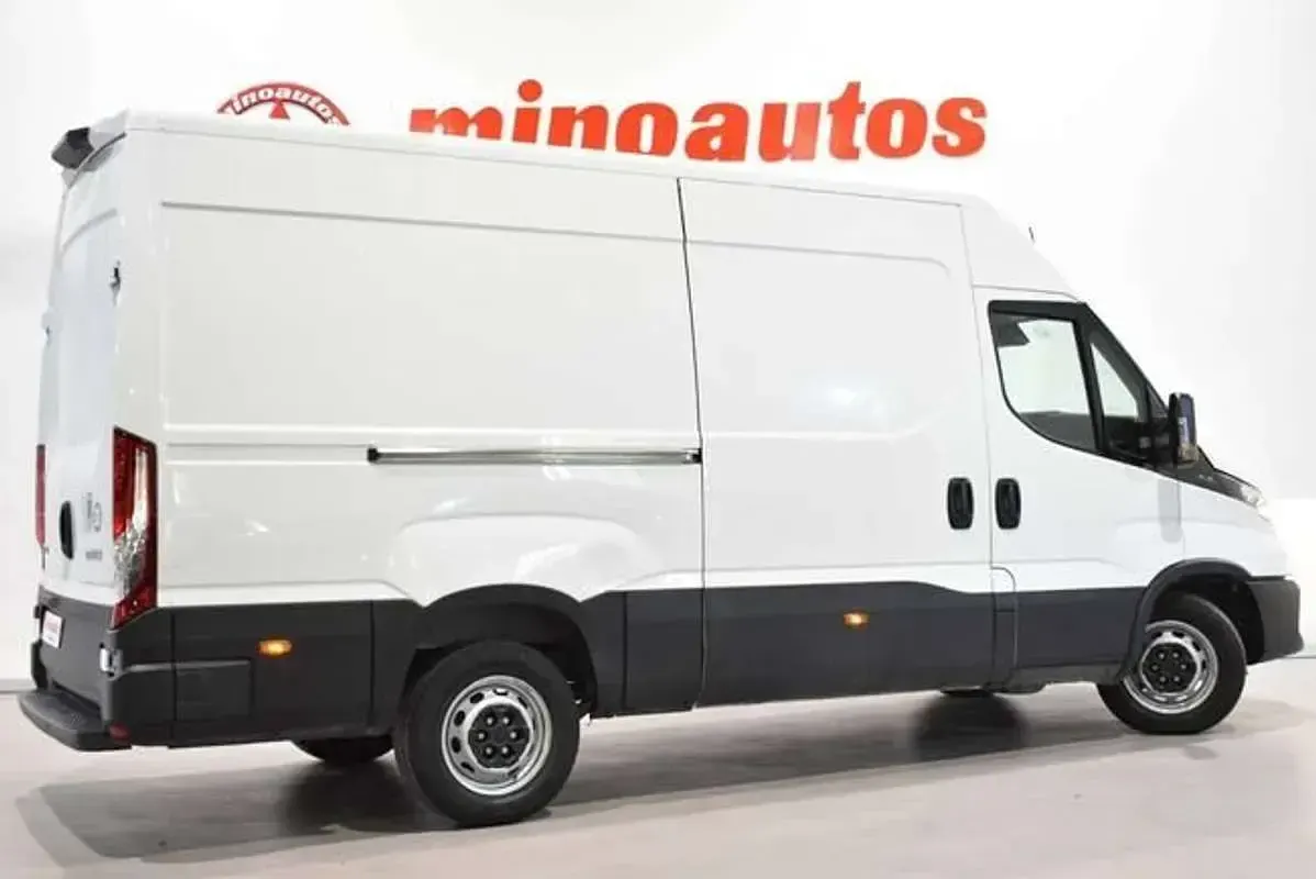 Usado Iveco Daily 156 CV (114 kW) 2024 Blanco Van