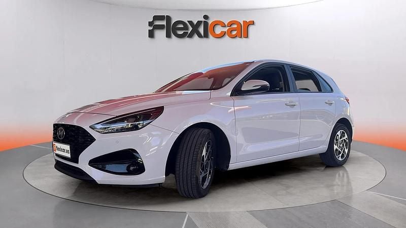 Usado Hyundai i30 101 CV (74 kW) 2024 Blanco Berlina