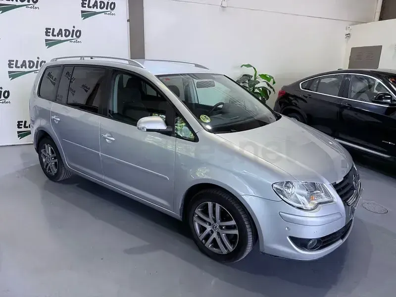 Usado VW Touran Highline 140 CV (102 kW) 2008 Gris / plata Monovolumen