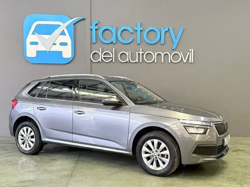 Usado Skoda Kamiq Ambition 110 CV (80 kW) 2022 Gris / plata SUV