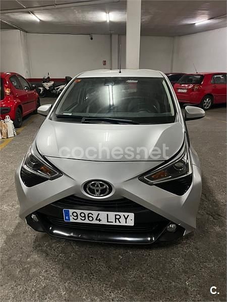 Usado Toyota Aygo X-play 72 CV (52 kW) 2021 Gris / plata Utilitario