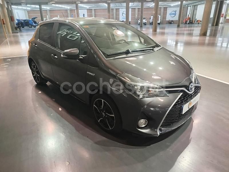 Usado Toyota Yaris Hybrid Active 100 CV (73 kW) 2017 Gris / plata Berlina