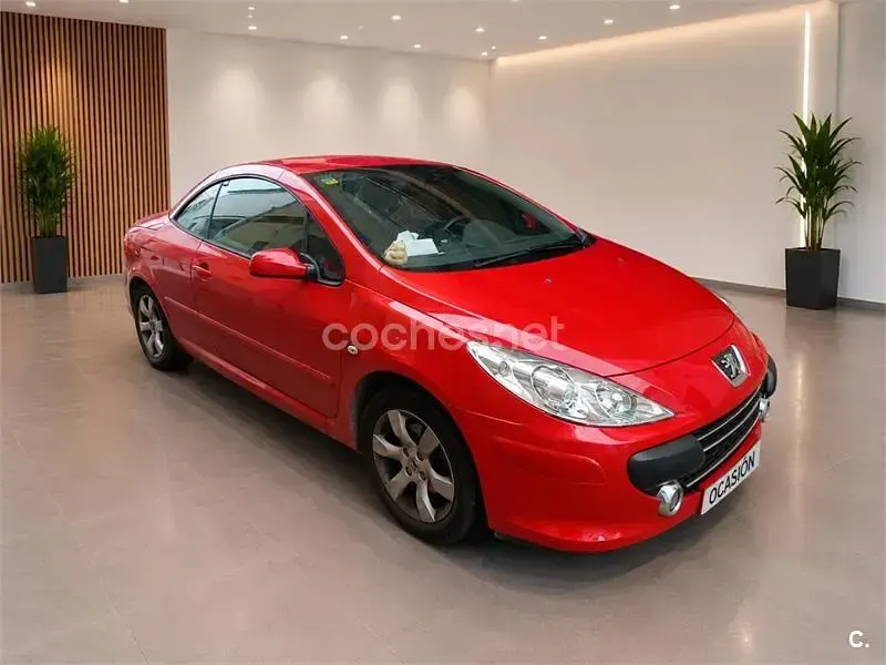 Usado Peugeot 307 CC 110 CV (80 kW) 2007 Rojo Descapotable