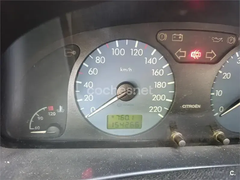 Usado Citroën Xsara Exclusive 110 CV (80 kW) 2002 Gris / plata Berlina