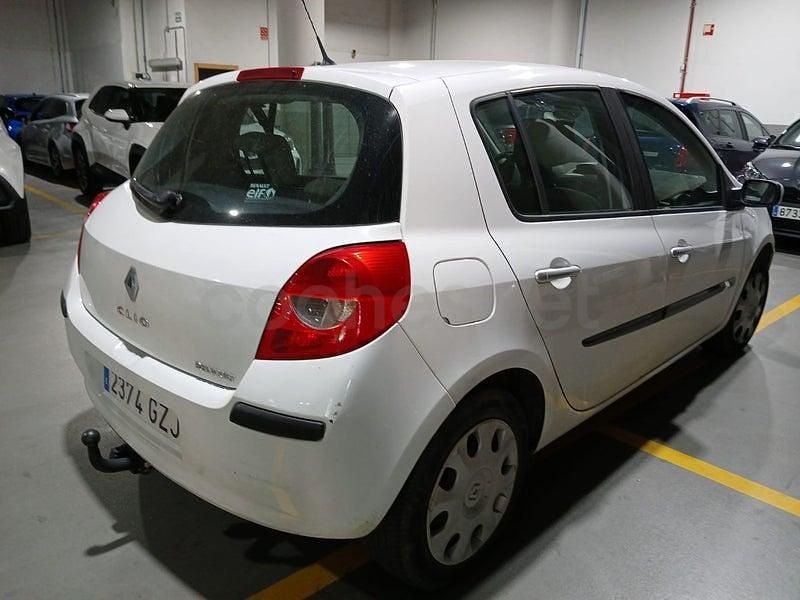Usado Renault Clio II Privilege 105 CV (77 kW) 2007 Blanco Berlina