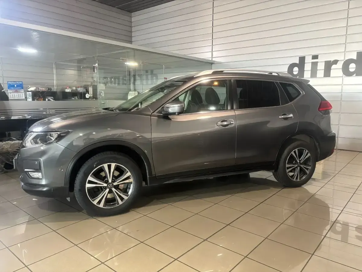 Usado Nissan X-Trail N-Connecta 130 CV (95 kW) 2018 Gris SUV