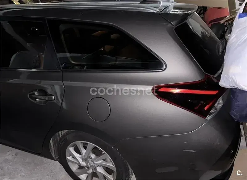 Usado Toyota Auris Hybrid Active 136 CV (100 kW) 2018 Marrón Familiar